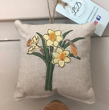 Load image into Gallery viewer, Daffodil Hanging Décor
